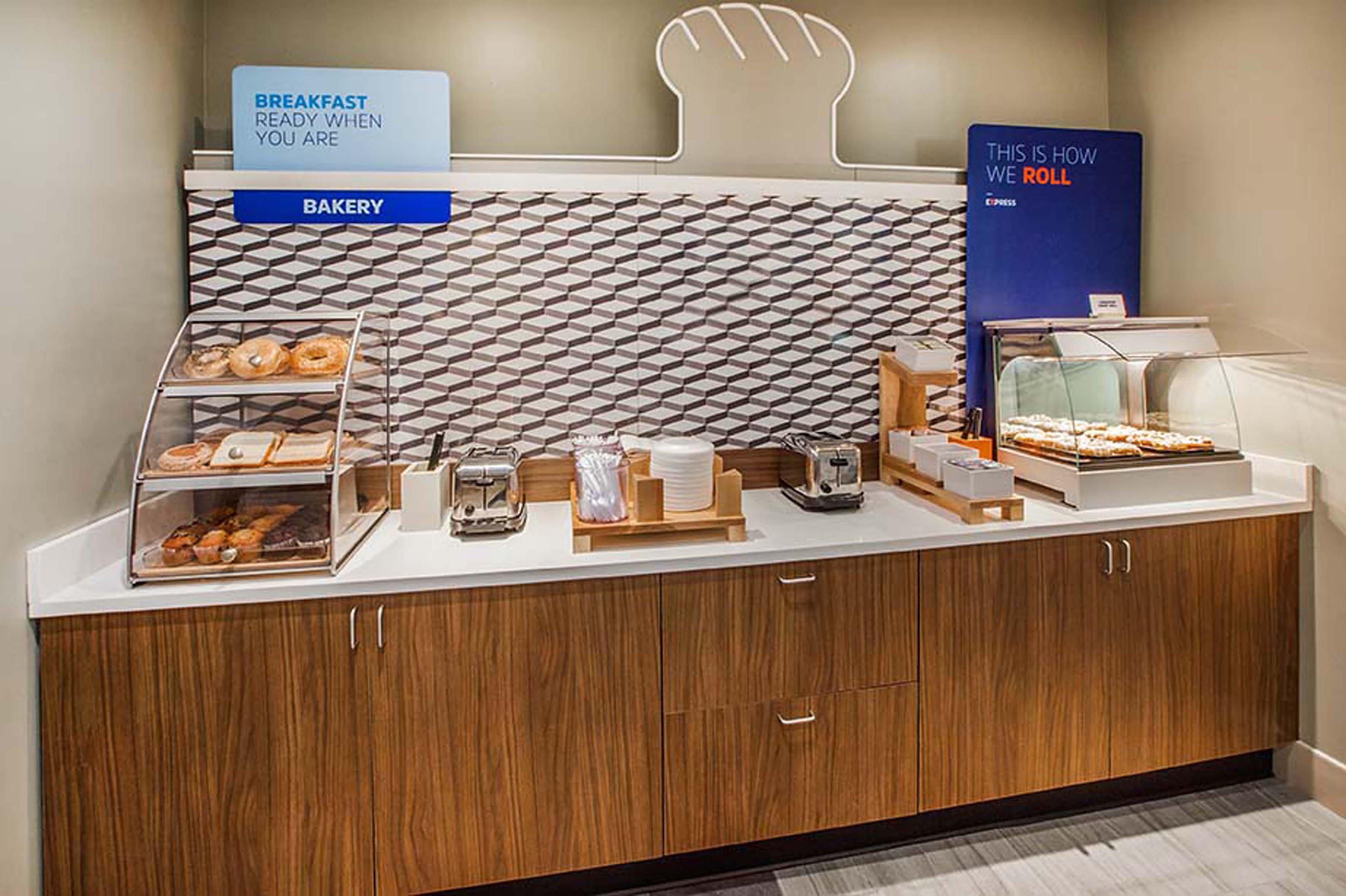 Holiday Inn Express Lawrence By Ihg Bagian luar foto