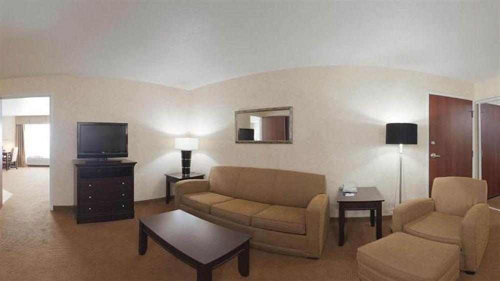Holiday Inn Express Lawrence By Ihg Bagian luar foto