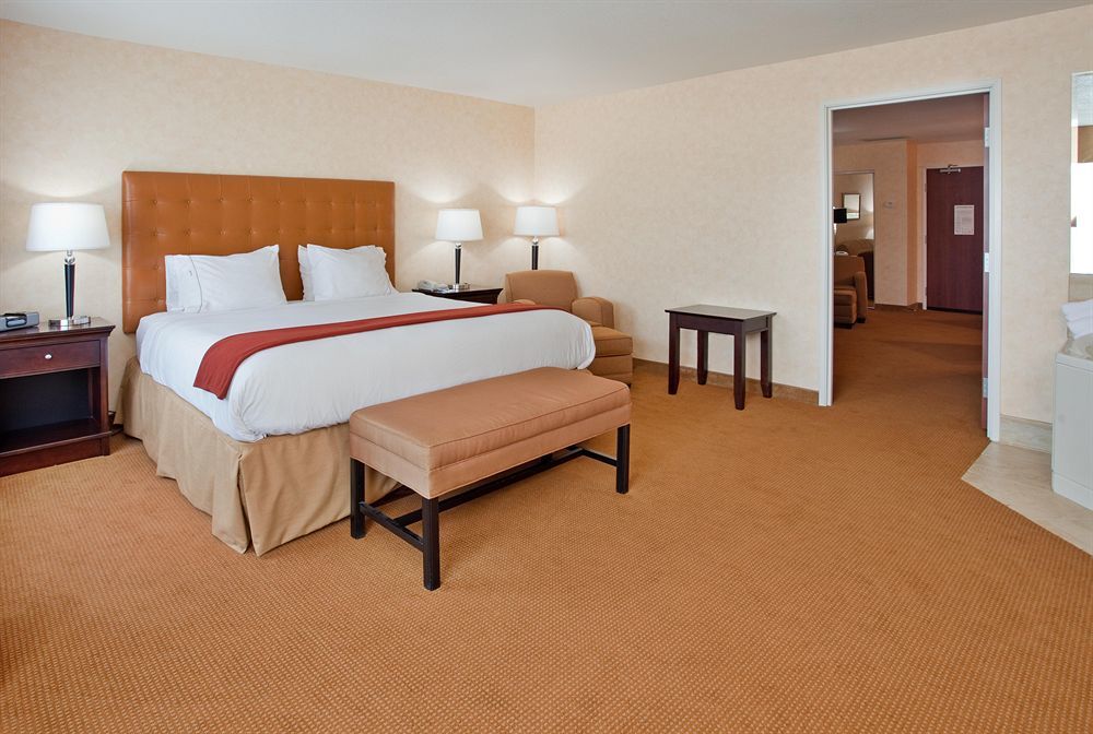 Holiday Inn Express Lawrence By Ihg Bagian luar foto