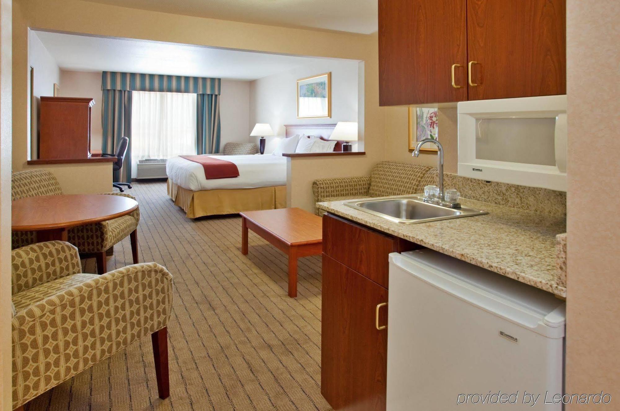 Holiday Inn Express Lawrence By Ihg Bagian luar foto