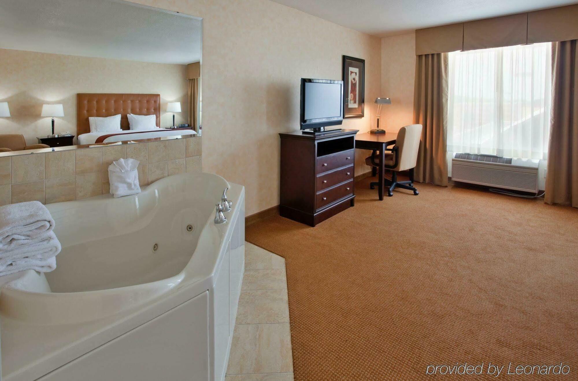 Holiday Inn Express Lawrence By Ihg Bagian luar foto